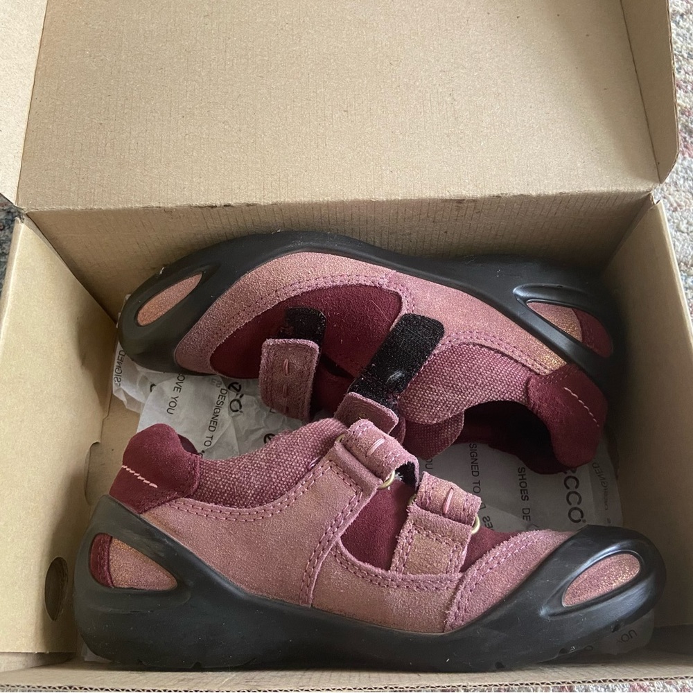 NIB ECCO girls sneaker